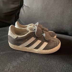 Adidas toddler size 7 grey shoes.